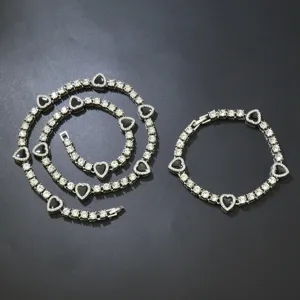 Detail von silberfarbenem Tennis-Kettenschmuck-Set mit schwarzen Herz-Elementen und Kristallen