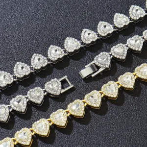 Makrodetail von luxuriösen, eisgekühlten herzförmigen Gliederketten in Gold und Silber