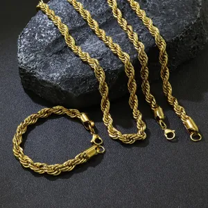 Detailansicht des vergoldeten Edelstahl-Seilkette und Armband-Sets auf einem Stein
