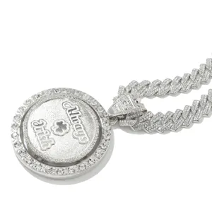 Detail einer drehbaren Always Irish Halskette mit glitzernder Iced-Out Gliederkette.