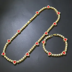 Detailansicht des goldenen Tennis-Halsketten- und Armband-Sets mit roten Emaille-Herzen