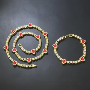 Elegantes goldfarbenes Tennis-Schmuckset mit roten Emaille-Herzen und Kristallen