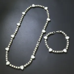 Detailansicht des Herz-Emaille-Tennis-Ketten-Sets aus Halskette und Armband