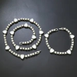 Detailansicht von silberner Tenniskette und Armband mit weißen Emaille-Herzen