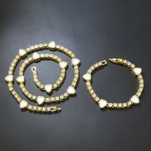 Detailansicht des goldfarbenen Herz-Tennis-Halsketten- und Armband-Sets mit Emaille-Herzen