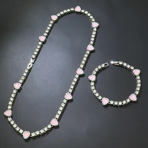 Details von glitzernden silbernen Tennis-Halskette und Armband Set mit rosa Herzen