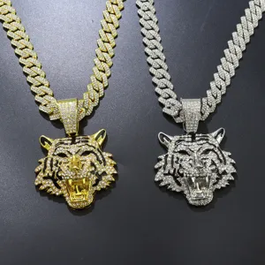 Detailopname van hiphop tijgerkop hangers met sprankelende strass-steentjes in goud en zilver
