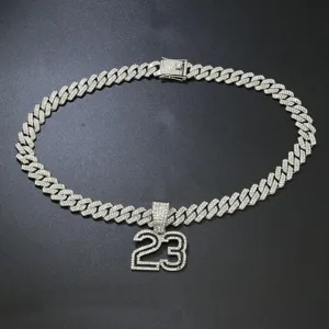 Detailansicht einer Iced-Out Gliederkette mit Strass-Anhänger Nummer 23 im Hip-Hop-Stil.