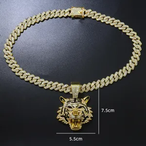 Gedetailleerd beeld van hip hop tijgerkop hanger aan gouden cuban ketting