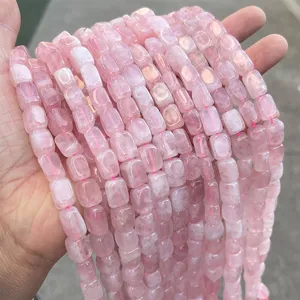 Primer plano de cuentas de cuarzo rosa natural de forma irregular para joyería DIY
