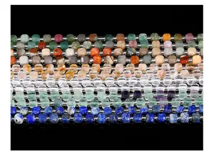 Détail macro de diverses perles cubes colorées de 6/8 mm en cristal naturel et agate pour DIY