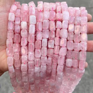 Primer plano de cuentas de cuarzo rosa natural de forma irregular para la joyería artesanal DIY