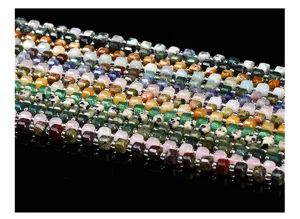 Gros plan macro de perles en pierres naturelles de forme carrée pour la création de bijoux DIY