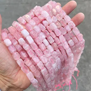 Primer plano detallado de cuentas de cuarzo rosa natural para crear joyas artesanales