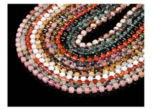 Gros plan de perles carrées en pierre naturelle colorée de 6/8 mm pour bijoux DIY.