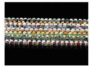 Détail de diverses perles cubes en pierre naturelle de 6mm pour création de bijoux