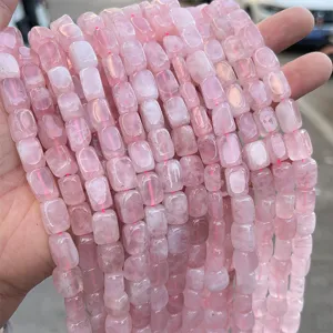 Vista detallada de primer plano de hilos de cuentas rectangulares de cuarzo rosa natural