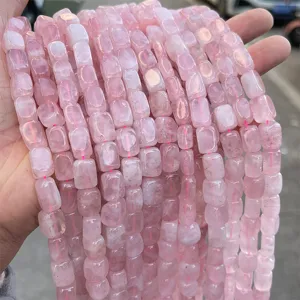 Vista detallada de cuentas de cuarzo rosa rectangulares irregulares para bisutería