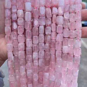 Primer plano de cuentas de cuarzo rosa natural con forma de barril irregular para joyas