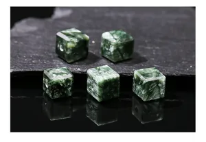 Detaillierte Makroaufnahme von grünen Seraphinit-Würfelperlen für DIY-Schmuck.