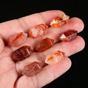 Perles en quartz hématogène rouge naturel à double pointe hexagonale montrées en main