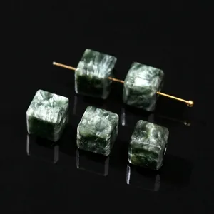 Natürliche grüne Seraphinit-Würfelperlen mit seidiger Textur für Schmuck-DIY-Projekte
