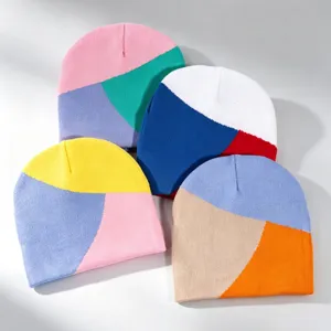 Berretti in maglia acrilica color-block in vari colori vivaci per l'inverno
