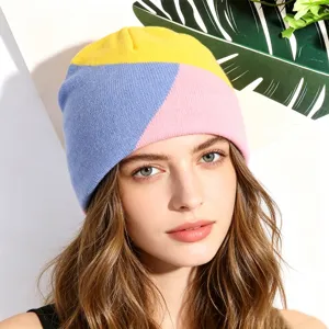 Berretto casual in maglia color-block giallo, blu e rosa per le donne moda invernale