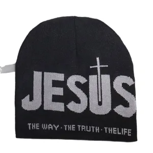 Berretto in maglia nera minimalista con testo Jesus grigio e design jacquard a croce