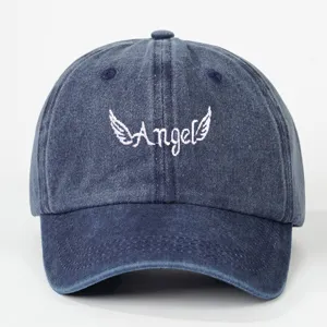 Berretto da baseball in denim lavato blu navy con ricamo rosa di ali d'angelo
