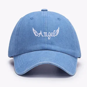 Cappellino da baseball in denim lavato blu con ricamo ali d'angelo rosa.