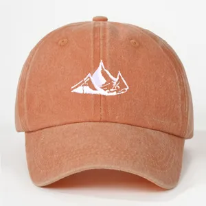 Cappello da baseball in cotone lavato con ricamo a forma di montagna bianca in arancio