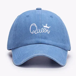Berretto da baseball in poliestere lavato blu chiaro con ricamo Queen bianco per protezione