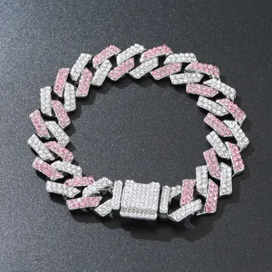 Detailansicht eines Hip-Hop-Cuban-Link-Armbands mit funkelnden rosa und weißen Steinen.