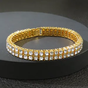 Detailansicht eines goldfarbenen, zweireihigen Iced-Out-Hip-Hop-Armbands für Herren