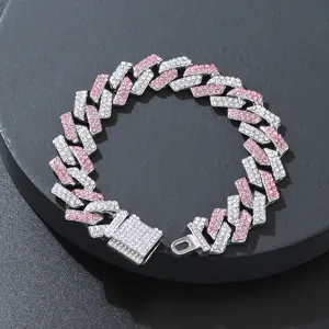 Nahaufnahme eines auffälligen Hip-Hop-Panzerarmbands mit rosa und weißen Straßsteinen.
