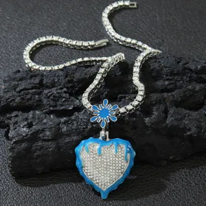 Detail der Iced-Out-Herz-Halskette mit blauem Emaille und Schneeflocke