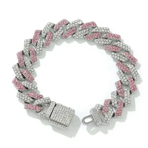 Detailansicht der pinkfarbenen und weißen Strasssteine auf einem silbernen Panzerarmband.