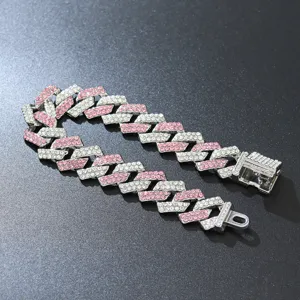 Detailaufnahme eines pink-weißen Iced-Out-Cuban-Armbands auf schwarzem Hintergrund.