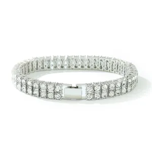Detailansicht eines zweireihigen versilberten Strass-Tennisarmbands für Herren.