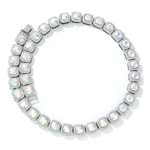 Gedetailleerde macro close-up van hiphop vierkante AB kristallen suiker ketting