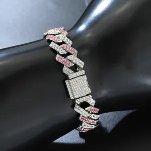 Detailansicht des Hip-Hop-Cuban-Link-Armbands mit rosa und weißen Strasssteinen am Mannequin