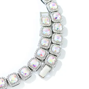 Detailopname van zilveren hiphop ketting met iriserende vierkante AB strass