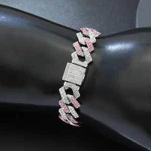 Detailansicht eines Hip-Hop Cuban Link Armbands mit rosa und weißen Strasssteinen besetzt