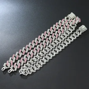 Detail von Hip-Hop-Armbändern mit rosa und weißen Strasssteinen auf dunklem Grund