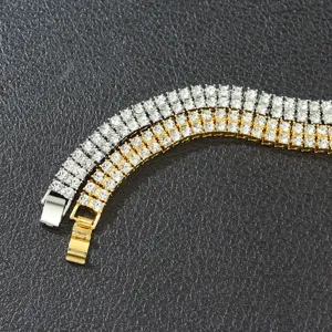 Detailansicht von Silber- und Gold-Hip-Hop-Armbändern mit doppelreihigen Kristallen.