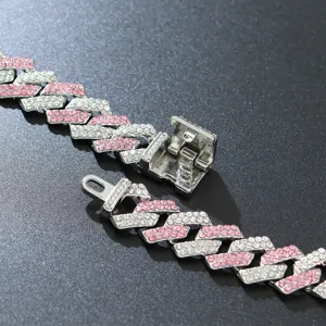 Detailaufnahme eines silbernen Hip-Hop-Armbands mit rosa und weißen Strasssteinen