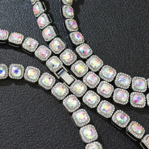 Macro-detail van hip-hop cubaanse ketting met vierkante AB-iriserende kristallen