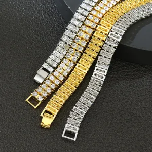 Detaillierte Nahaufnahme der zweireihigen Iced-Out-Hiphop-Armbänder in Gold und Silber