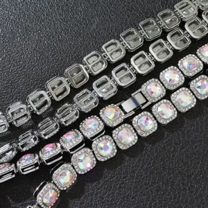 Close-up detail van vierkante iriserende AB strass-schakels aan een zilveren Cubaanse ketting.